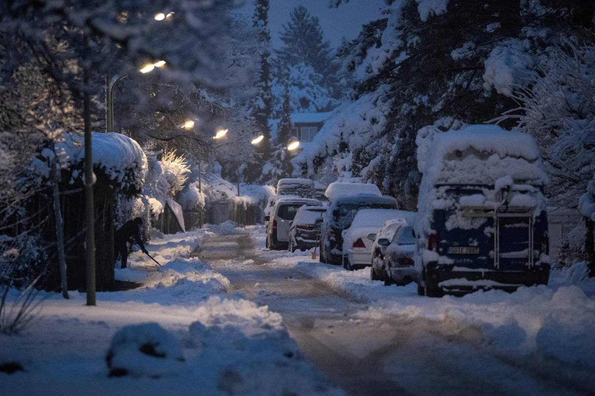 Německou spolkovou zemi Bavorsko trápí sníh. Jen na východě Mnichova ho do čtvrtečního večera přibylo asi 15 centimetrů. Snímek je z pátečního rána.