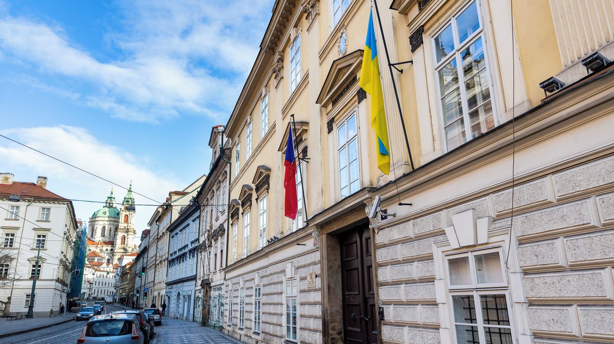 Ukrajinská vlajka na Úřadu vlády i většině ministerstev. Kde ji nevyvěsili