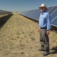 Více než 30 tisíc solárních panelů je rozmístěno na přibližně 50 hektarech Warrenovy farmy na okraji města Dubbo, asi 400 kilometrů západně od Sydney.