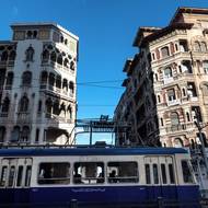 Trasa, která je z více než poloviny nadzemní a částečně podzemní, však znepokojuje obyvatele, kteří mají vazby k jejím stromy lemovaným kolejím a obávají se jejich nahrazení betonovými sloupy.