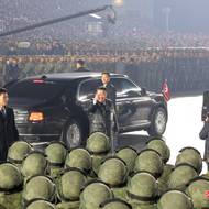 Navzdory tomu KLDR během přehlídky, která stranický sjezd završila, jaderné zbraně podle dostupných záběrů neukázala. Kim Čong-un ale přijel v limuzíně značky Aurus (vozidlo na snímku) ruské výroby, kterou dostal od svého spojence - ruského diktátora Vladimira Putina.