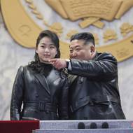 Vzhledem k časté přítomnosti Kim Ču-e po boku otce, kdy ji propaganda ukazuje v rovném postavení vůči Kim Čong-unovi, ale odborníci předpokládají, že si ji za nástupkyni skutečně vybere. Na přehlídku v Pchjongjangu například oba přišli ve stejné bundě. Další analytici ale upozorňují, že celý nástupnický proces může trvat ještě dlouhou dobu.