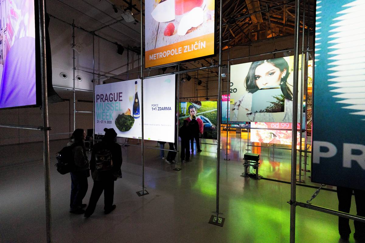 Pražská galerie Mánes se změnila v bludiště plné zářících billboardů. Štěpán Soukup, dříve známý jako Epos 257, tu připravil výstavu Landform.