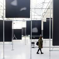 Přes den jako by Landform byla úplně jiná výstava. Je tu ticho, billboardy, na které se pouští projekce, jsou vypnuté.