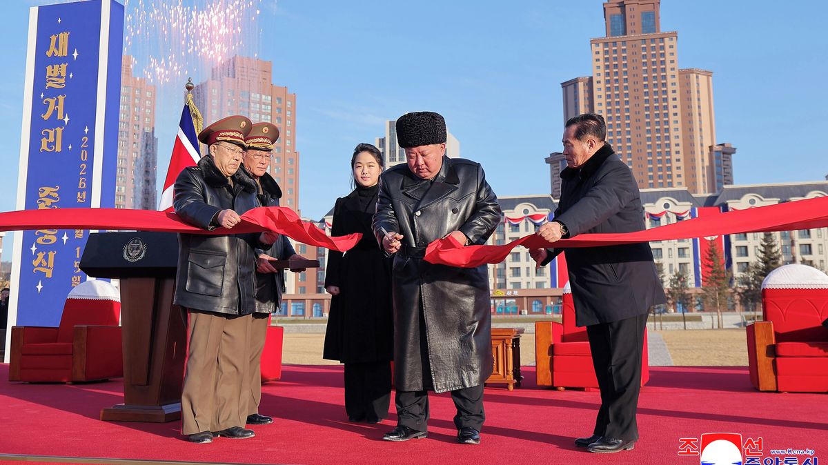 Obrazem: Jejich blízcí padli za Rusko. Kim s dcerou jim předali nové byty