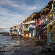 V důsledku turistického boomu propukla na souostroví Kyklady realitní horečka, která představuje nebezpečí pro ikonickou krajinu s bílými domy a modrými kostelními kopulemi. (Domy ve vesnici Klima na Milosu, 4. února).