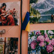 Kvůli opakovaným útokům ruských sil na energetickou infrastrukturu musí lidé snášet dny i noci bez topení, vody nebo elektřiny, a to při teplotách klesajících až na minus 20 °C. (Výzdoba v ubytovně Lékařů bez hranic.)