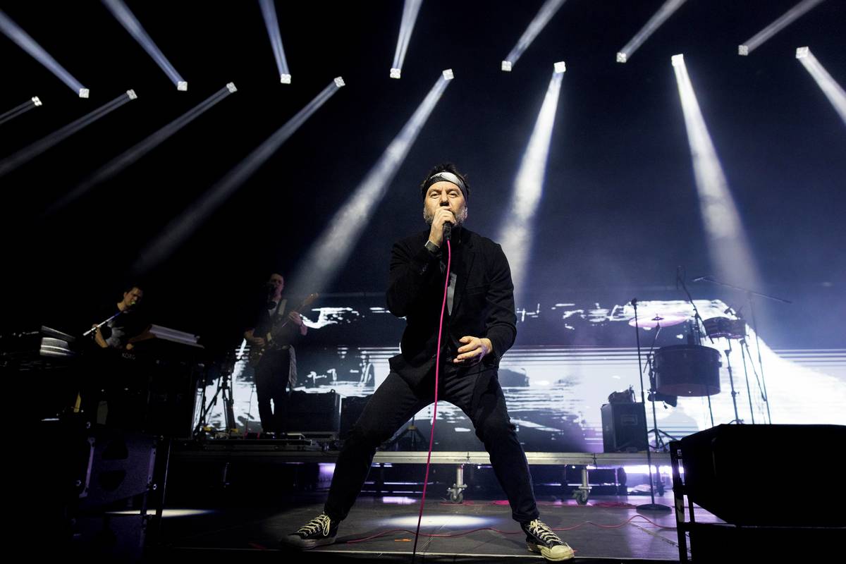 Čtvrteční koncert zahájili Tata Bojs novou písní Třetí osoba.