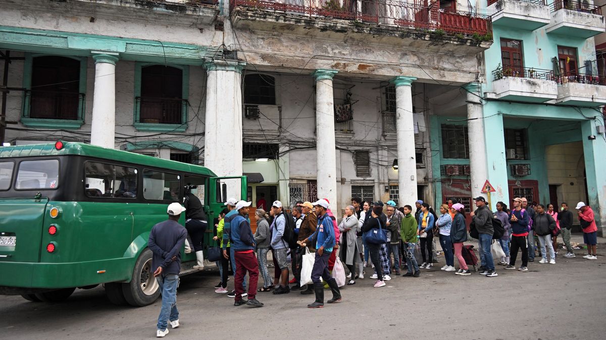 Místo aut třeba koňské potahy. Kuba sahá k drastickiým úsporám