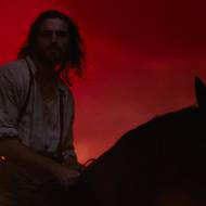 Jacob Elordi jako Heathcliff.