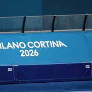 Teď a tady. Sáblíková v Miláně symbolicky končí svou olympijskou kariéru. V posledním závodě na 5000 metrů po prodělané viróze dojela jedenáctá. „Upřímně, jelo se mi úplně hrozně. Bylo to asi nejhorších a nejtěžších dvanáct kol za posledních dvacet let,“ řekla.
(Rychlobruslařka Sáblíková a trenér Novák na tréninku během XXV. zimní olympijských her v Miláně, 5. února 2026.)
