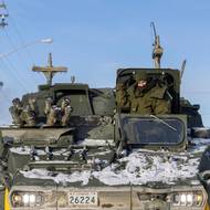 Vojáci sledují, jak si technika vede v extrémním mrazu.