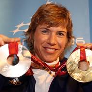 Turín 2006: Zlato a stříbro Kateřiny Neumannové z běhu na lyžích byla děravá. V designu od Daria Quatriniho prázdný prostor uprostřed představoval italská kulatá náměstí. Do podoby se promítly i historické prsteny, starověké mince a ozdoby. Tahle medaile nemohla nikomu spadnout – stuha nebyla přišitá, ale pevně přivázaná smyčkou.