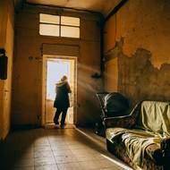 Jen dvacet minut před příjezdem evakuačního autobusu se Kuzma ztratila. Ljubov ale věděla, že bez kočky nemůže odjet. Naštěstí se našla a nyní žije šťastně se svou paničkou.  