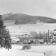 Špičák za první republiky. V popředí továrna firmy Schowanek.
