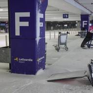 Místní letiště kvůli bouři zaznamenala rozsáhlá rušení letů a zpoždění. Sníh zavál i parkoviště u letiště LaGuardia.