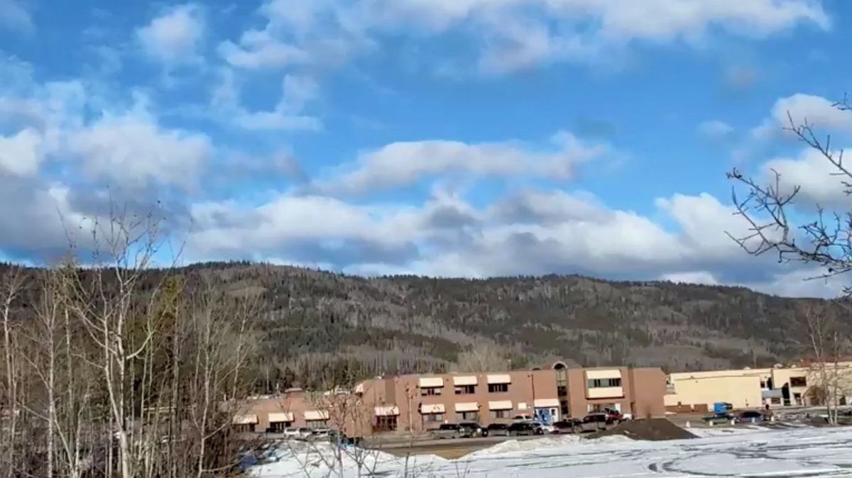 Deset lidí včetně útočnice zahynulo v Kanadě při střelbě u střední školy