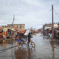 Nejméně 31 osob zahynulo na Madagaskaru, který zasáhl tropický cyklon Gezani. Meteorologové varovali před možností povodní a sesuvů půdy, uvedla agentura AP.