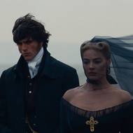 Jacob Elordi jako Heathcliff a Margot Robbie v roli Catherine.
