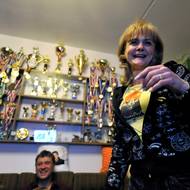 Eva Sáblíková (matka rychlobruslařky) sleduje ve Žďáru nad Sázavou televizní přenos z olympijských her ve Vancouveru.