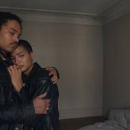 Luka Sabbat jako Billy a Indya Moore v roli Skye.