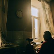 MSF pokračuje v poskytování lékařské a psychologické péče po celé Ukrajině, ale i oni byli nuceni se přizpůsobit – opustit sedm nemocnic a více než 40 míst, kde provozovali mobilní kliniky, když situace začala být příliš nebezpečná.