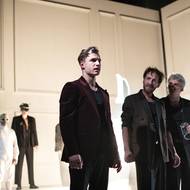 Oskar Hes jako Romeo, Jan Grundman coby Merkucio a Radek Lajfr v roli Benvolia.