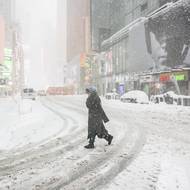 Guvernérka státu New York Kathy Hochulová lidem doporučila, aby si včas zajistili zásoby jídla, léků a krmiva pro svá zvířata.