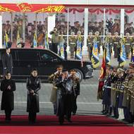 Auto nebylo jediným odkazem na Rusko během přehlídky. Mezi 14 tisíci zúčastněnými vojáky byli i jednotky, které pomáhaly Moskvě dobýt zpět ruskou Kurskou oblast, jejíž část na čas obsadila ukrajinská armáda. Severokorejský režim v poslední době využívá tyto vojáky v propagandě, líčí je jako hrdiny nebo jim staví památníky. (Kim je na snímku i s manželkou Ri Sol-ču a dcerou Kim Ču-e).