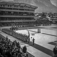 Na olympijském stadionu přihlíželo slavnostnímu zahájení podle dobových údajů čtrnáct tisíc lidí - a hlavně ho poprvé vysílala televize.