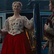 Uprostřed je Margot Robbie v roli Catherine.