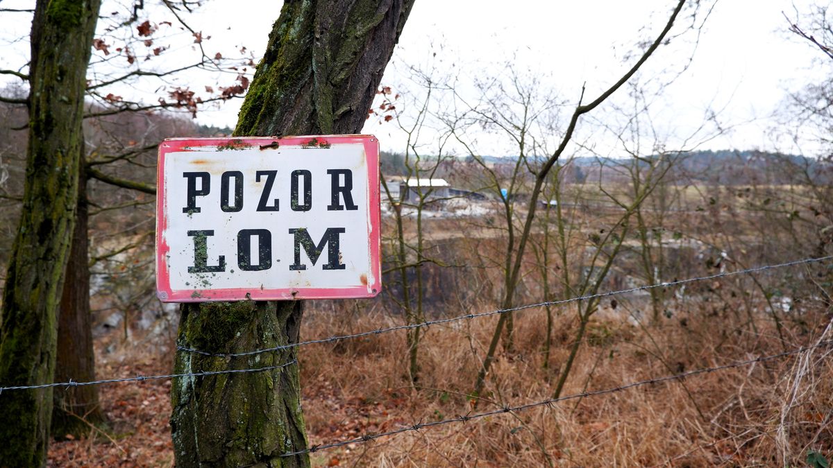 Lom se zřítí, obává se vesnice. Firma ho chce zpevnit milionem tun odpadu