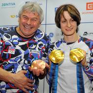 Martina Sáblíková a trenér Petr Novák pózují s dvěma zlatými a jednou bronzovou medailí na ZOH 2010. 
