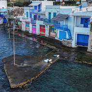 Na Iosu, malém ostrově s pulzujícím nočním životem, nyní jeden řecký investor, který zbohatl na Wall Street, vlastní 30 procent ostrova, uvedli starostové ve svém prosincovém prohlášení. (Klima, Milos, 4. února).