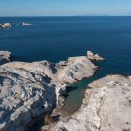 Na ostrově Paros, který také již několik let zažívá realitní boom, bylo ve stejném období vydáno 459 stavebních povolení a na ostrově Santorini 461. (Pláž Sarakiniko na Milosu, 3. února).