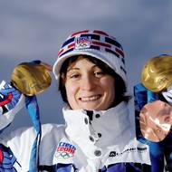 Vancouver 2010: Martina Sáblíková si z Kanady za rychlobruslení přivezla dvě zlata a jeden bronz vlnitého designu. Domorodé vzory převzaté z podoby kosatek byly na povrchu řezané laserem. Designér Omer Arbel se inspiroval díly výtvarnice Corrine Hunt z domorodého kmene žijícího na pobřeží Pacifiku. Každá medaile měla ručně řezanou část a stala se tak i uměleckým originálem.