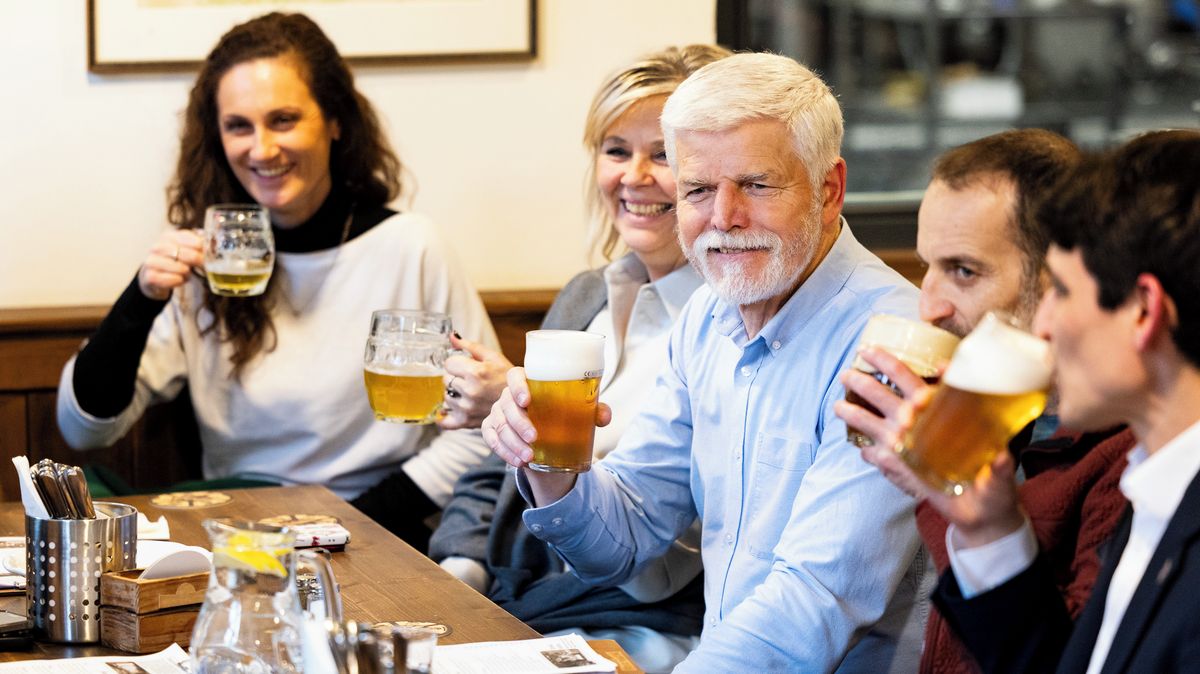 Výhledy na metropoli, koně a pivo. Prezident Pavel na blátivé cestě Prahou