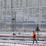 Spadlý strom poškodil také železniční trať mezi Garmisch-Partenkirchenem a rakouským Innsbruckem. Vlaky mezi Mnichovem a tyrolskou metropolí tak jízdu končí už před rakouskou hranicí. (Železniční pracovník přechází koleje na hlavním nádraží v Mnichově, 19. února.)