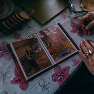 Zinajda vzpomíná na život před invazí, jak o svátcích vynášela stoly na ulici, aby mohli hodovat se sousedy. Vzpomíná na svou zahradu. „Měli jsme jablka, švestky, třešně, hrušky, broskve. Tolik růží a lilií,“ říká. „Teď pěstuje květiny moje dcera, ale já už nemám chuť nic dělat.“ 