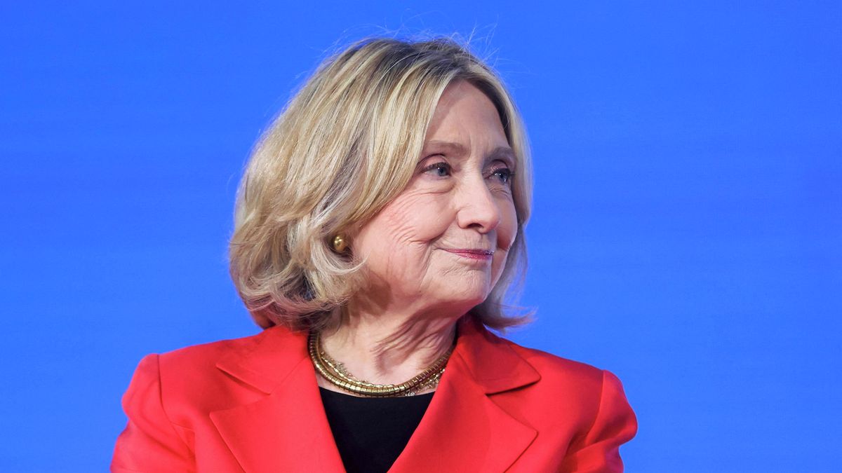 Clintonová uvedla, že nemá informace o Epsteinovi, vyzvala ke slyšení s Trumpem