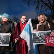 Asi 150 lidí, převážně rodilých Rusů, se sešlo před ruskou ambasádou v Praze.