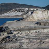 „Geologická jedinečnost Milosu je známá po celém světě. Nechceme, aby se jeho identita změnila,“ řekl starosta agentuře AFP ve své kanceláři.