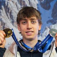 Milano a Cortina 2026: Medaile, které získal Metoděj Jílek za rychlobruslení, vypadají jako rozpůlené. V designu se italská Státní tiskárna a mincovna inspirovala domácím avantgardním uměním. Dvě do sebe zaklesnuté poloviny značí spojení dvou pořadatelských měst, úsilí a vítězství, sportovců a jejich týmů, olympiády a paralympiády. A také vyjadřují heslo, že olympijské hry jsou soutěž, která nerozděluje, ale spojuje.