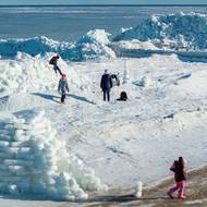 Také ropovodní dodávky do Maďarska a Slovenska byly zastaveny poté, co byla tlaková stanice na západní Ukrajině zasažena během ruských úderů.
