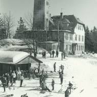 Chata a rozhledna na Špičáku zhruba před 50 lety.