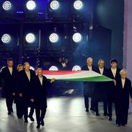 Italskou vlajku k ceremoniálu přinesli bývalý sportovci či lidé, kteří se na organizacei her podíleli.