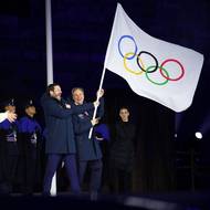 Olympijsou vlajku převzali pořadatelé příští olympiády ve francouzských Alpách.