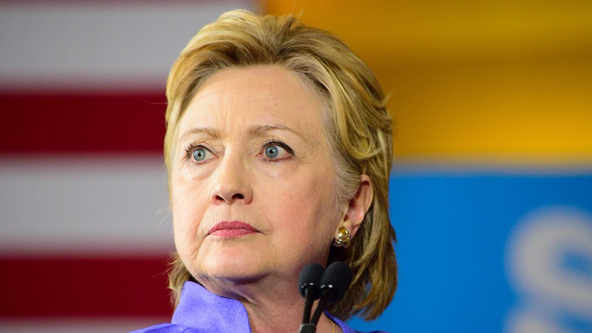 „Mašinerie skandálů se rozjíždí.“ Clintonová je kvůli manželovi pod palbou