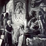 Berta Mildová-Bílková v otcově pražském ateliéru.