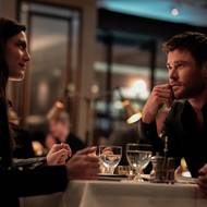 Monica Barbaro jako Maya a Chris Hemsworth v roli Davise.